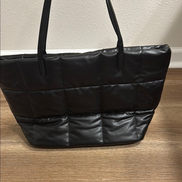 Luxurious Black Quilted Tote Bag with Structured Design - Picture 3 of 3